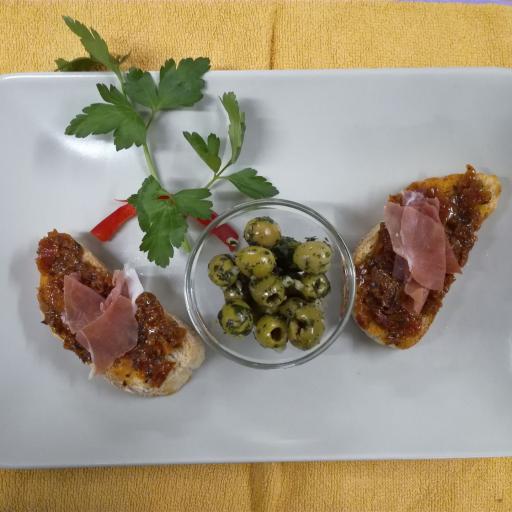 Tomatenbrot mit Serano-Schinken